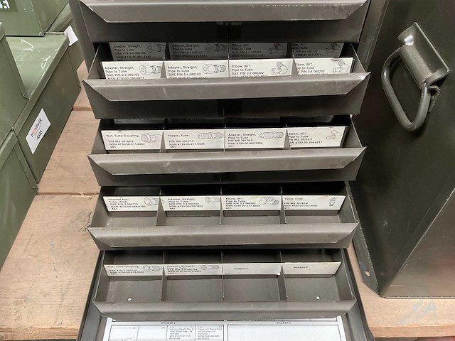 Vintage metalen onderdelen kast - afbeelding 2 van  3