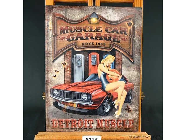 Vintage metalen wandbord met de afbeelding van een klassieke rode muscle car, benzinepompen en een pin-up model - afbeelding 1 van  5