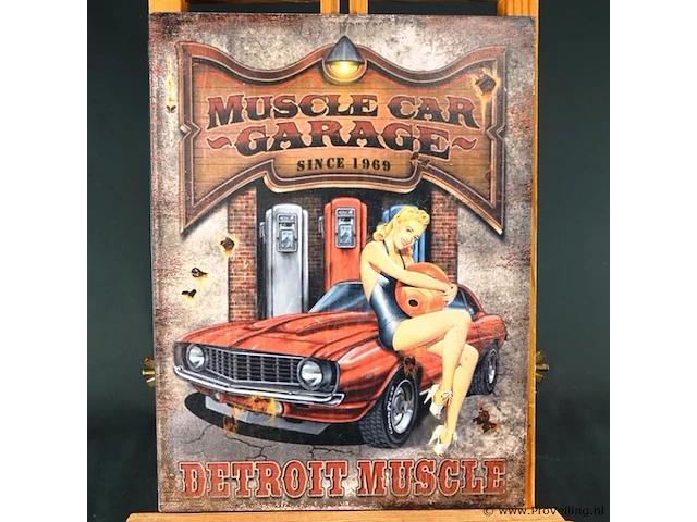 Vintage metalen wandbord met de afbeelding van een klassieke rode muscle car, benzinepompen en een pin-up model - afbeelding 2 van  5