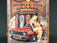 Vintage metalen wandbord met de afbeelding van een klassieke rode muscle car, benzinepompen en een pin-up model - afbeelding 2 van  5