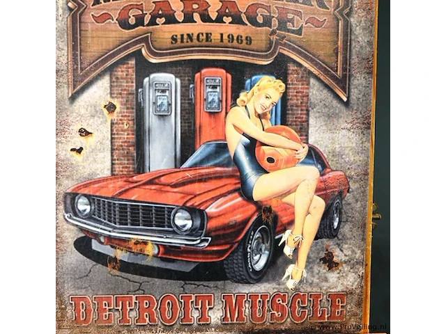 Vintage metalen wandbord met de afbeelding van een klassieke rode muscle car, benzinepompen en een pin-up model - afbeelding 3 van  5