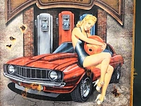 Vintage metalen wandbord met de afbeelding van een klassieke rode muscle car, benzinepompen en een pin-up model - afbeelding 3 van  5