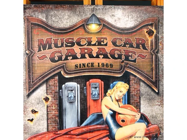 Vintage metalen wandbord met de afbeelding van een klassieke rode muscle car, benzinepompen en een pin-up model - afbeelding 4 van  5