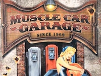Vintage metalen wandbord met de afbeelding van een klassieke rode muscle car, benzinepompen en een pin-up model - afbeelding 4 van  5