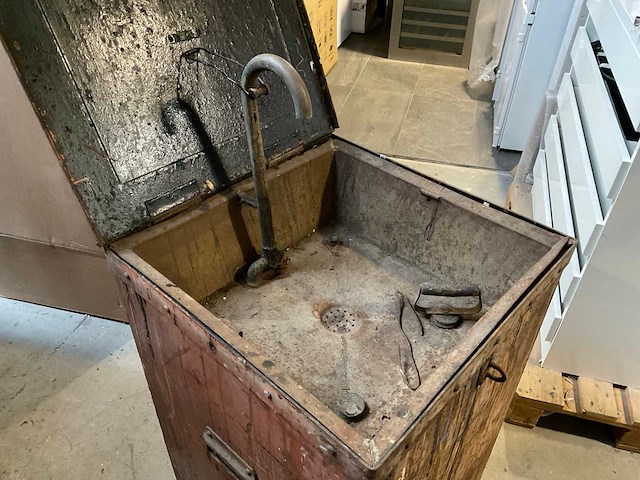 Vintage metalen wastafel met pomp 58x58x91cm - afbeelding 3 van  7