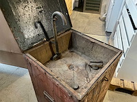 Vintage metalen wastafel met pomp 58x58x91cm - afbeelding 3 van  7