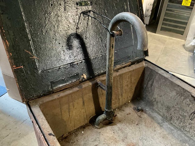 Vintage metalen wastafel met pomp 58x58x91cm - afbeelding 7 van  7