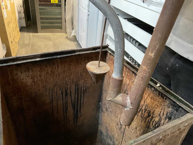 Vintage metalen wastafel met pomp 58x58x91cm - afbeelding 1 van  7