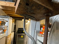 Vintage metalen wastafel met pomp 58x58x91cm - afbeelding 6 van  7