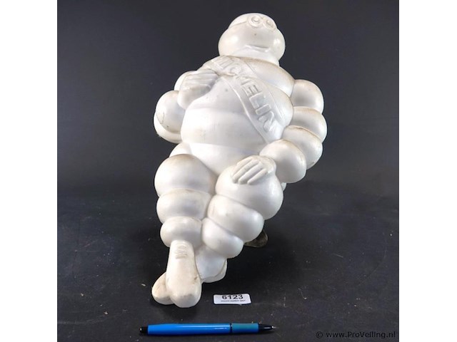 Vintage michelin bibendum reclamefiguur, vaak gebruikt als vrachtwagenmascotte. - afbeelding 1 van  7
