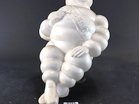 Vintage michelin bibendum reclamefiguur, vaak gebruikt als vrachtwagenmascotte. - afbeelding 1 van  7