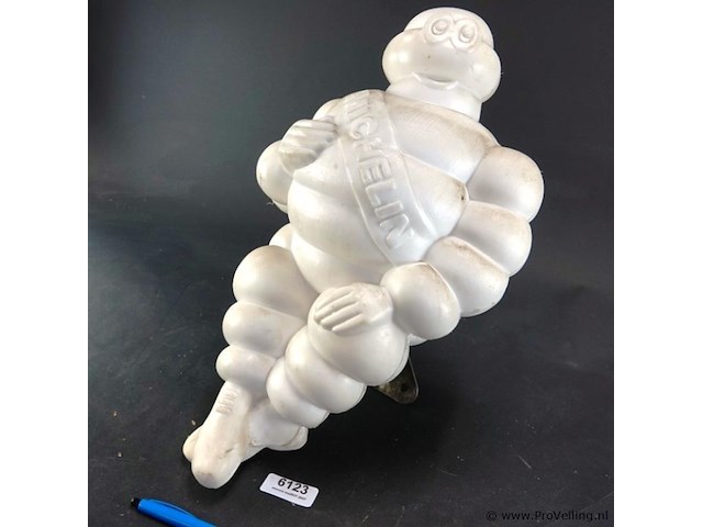 Vintage michelin bibendum reclamefiguur, vaak gebruikt als vrachtwagenmascotte. - afbeelding 2 van  7
