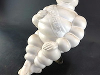 Vintage michelin bibendum reclamefiguur, vaak gebruikt als vrachtwagenmascotte. - afbeelding 2 van  7