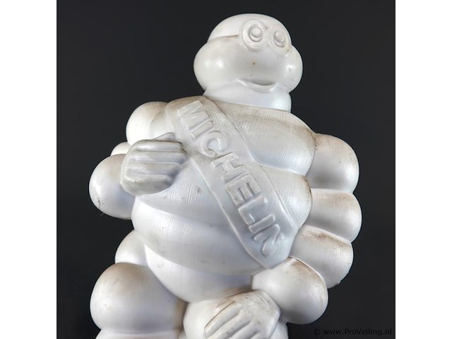 Vintage michelin bibendum reclamefiguur, vaak gebruikt als vrachtwagenmascotte. - afbeelding 3 van  7