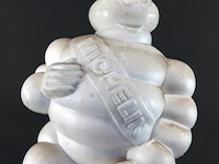Vintage michelin bibendum reclamefiguur, vaak gebruikt als vrachtwagenmascotte. - afbeelding 3 van  7
