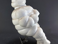 Vintage michelin bibendum reclamefiguur, vaak gebruikt als vrachtwagenmascotte. - afbeelding 4 van  7