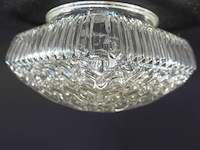 Vintage mid-century plafonnière gemaakt van helder geperst glas met een geribbeld en diamantachtig reliëfpatroon - afbeelding 1 van  5