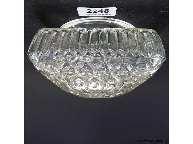 Vintage mid-century plafonnière gemaakt van helder geperst glas met een geribbeld en diamantachtig reliëfpatroon - afbeelding 2 van  5