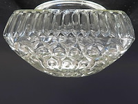 Vintage mid-century plafonnière gemaakt van helder geperst glas met een geribbeld en diamantachtig reliëfpatroon - afbeelding 2 van  5