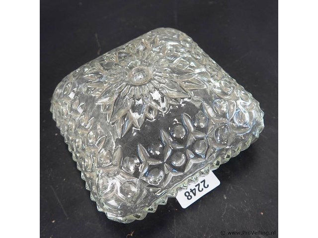 Vintage mid-century plafonnière gemaakt van helder geperst glas met een geribbeld en diamantachtig reliëfpatroon - afbeelding 3 van  5