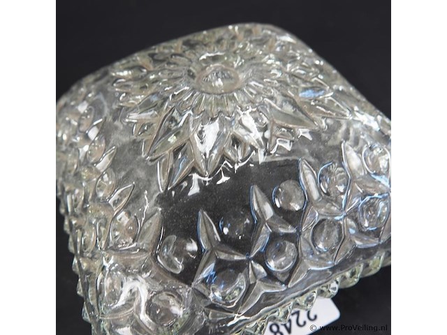 Vintage mid-century plafonnière gemaakt van helder geperst glas met een geribbeld en diamantachtig reliëfpatroon - afbeelding 4 van  5
