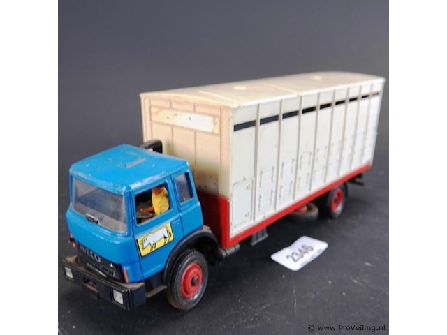 Vintage miniatuur veetransportvrachtwagen geproduceerd door britains (modelnummer 9580, uitgebracht rond 1981 - afbeelding 1 van  5