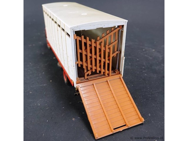 Vintage miniatuur veetransportvrachtwagen geproduceerd door britains (modelnummer 9580, uitgebracht rond 1981 - afbeelding 3 van  5