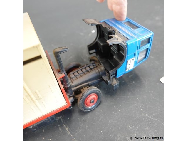 Vintage miniatuur veetransportvrachtwagen geproduceerd door britains (modelnummer 9580, uitgebracht rond 1981 - afbeelding 4 van  5