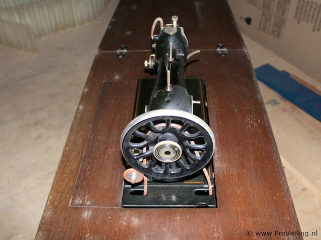 Vintage naaimachine erres - afbeelding 6 van  8