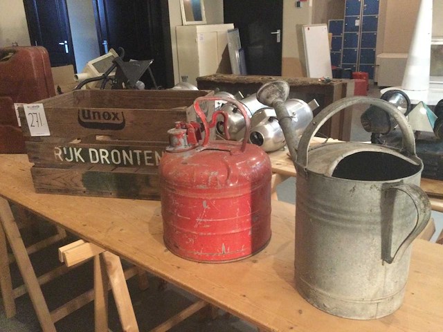 Vintage olievat, kist, gieter (3x) - afbeelding 1 van  5