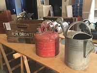 Vintage olievat, kist, gieter (3x) - afbeelding 1 van  5