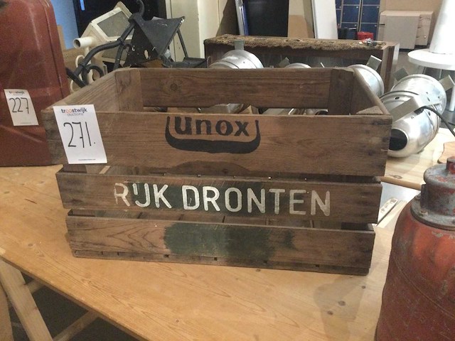 Vintage olievat, kist, gieter (3x) - afbeelding 2 van  5