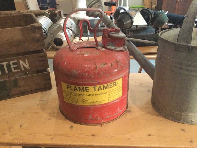 Vintage olievat, kist, gieter (3x) - afbeelding 3 van  5