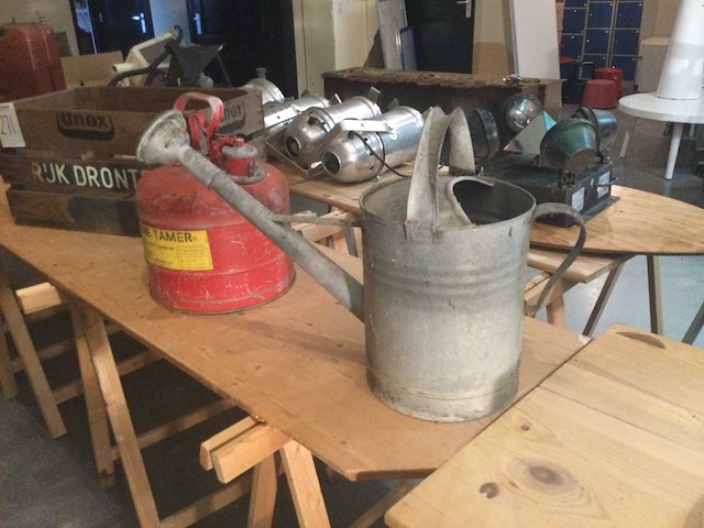 Vintage olievat, kist, gieter (3x) - afbeelding 4 van  5