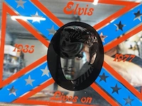 Vintage pub-spiegel van elvis presley met de tekst "elvis lives on" - afbeelding 4 van  5