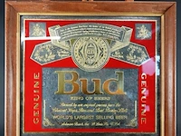 Vintage reclame van het amerikaanse biermerk budweiser (bud - king of beers), gevat in een houten lijst