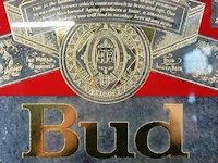Vintage reclame van het amerikaanse biermerk budweiser (bud - king of beers), gevat in een houten lijst - afbeelding 5 van  8