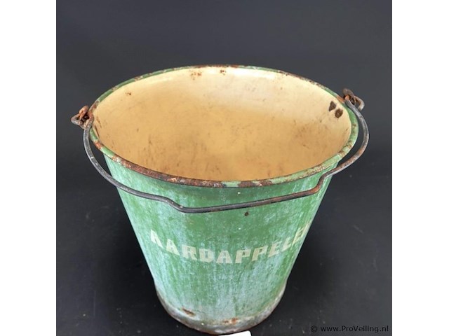 Vintage reseda groene emaille aardappelemmer uit nederland, waarschijnlijk geproduceerd rond de jaren 20. - afbeelding 2 van  5