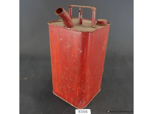 Vintage rode metalen benzine- of petroleumkan uit het begin tot het midden van de 20e eeuw - afbeelding 1 van  5