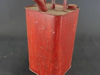 Vintage rode metalen benzine- of petroleumkan uit het begin tot het midden van de 20e eeuw