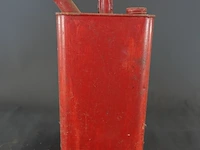 Vintage rode metalen benzine- of petroleumkan uit het begin tot het midden van de 20e eeuw - afbeelding 2 van  5