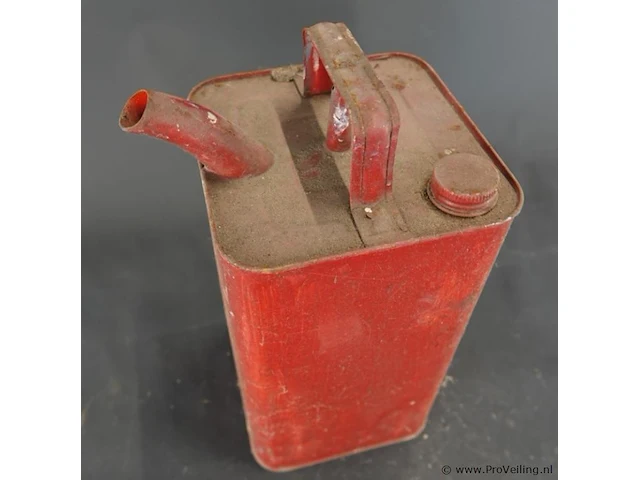 Vintage rode metalen benzine- of petroleumkan uit het begin tot het midden van de 20e eeuw - afbeelding 3 van  5
