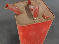 Vintage rode metalen benzine- of petroleumkan uit het begin tot het midden van de 20e eeuw - afbeelding 3 van  5