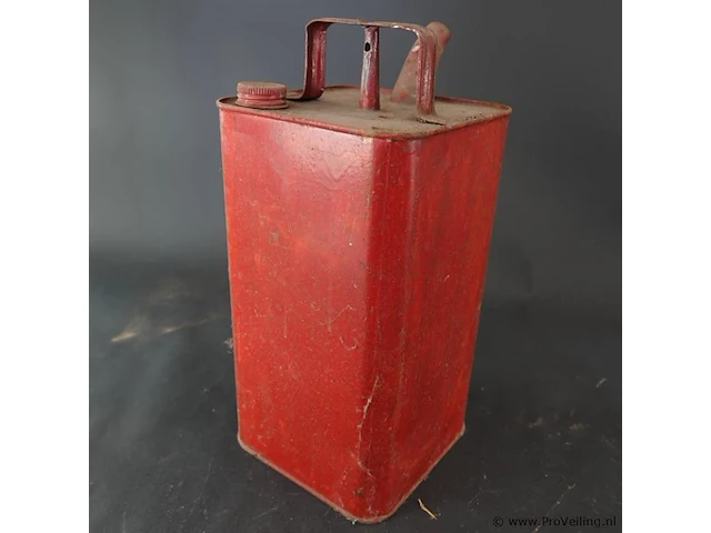 Vintage rode metalen benzine- of petroleumkan uit het begin tot het midden van de 20e eeuw - afbeelding 4 van  5