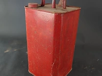Vintage rode metalen benzine- of petroleumkan uit het begin tot het midden van de 20e eeuw - afbeelding 4 van  5