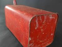 Vintage rode metalen benzine- of petroleumkan uit het begin tot het midden van de 20e eeuw - afbeelding 5 van  5