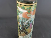Vintage ronde metalen geschenkbus van het spaanse cavamerk codorníu (cuvée raventós) met een kleurrijke illustratie in art nouveau-stijl