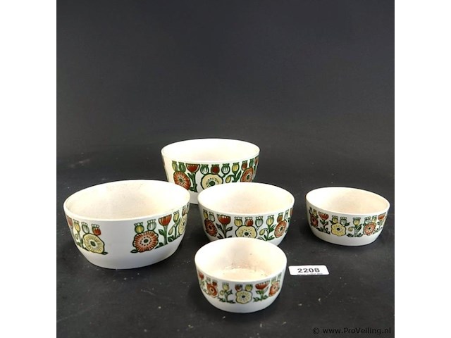 Vintage set van in elkaar nestelende keramieken schalen uit de jaren 70 met een vrolijk groen en oranje bloemdecor - afbeelding 1 van  5