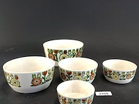 Vintage set van in elkaar nestelende keramieken schalen uit de jaren 70 met een vrolijk groen en oranje bloemdecor - afbeelding 1 van  5