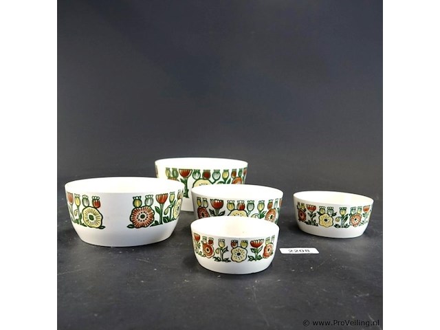 Vintage set van in elkaar nestelende keramieken schalen uit de jaren 70 met een vrolijk groen en oranje bloemdecor - afbeelding 2 van  5